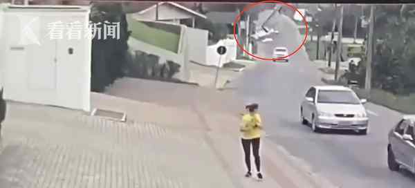 女子走在街上差点被飞机砸中 监控拍下恐怖瞬间
