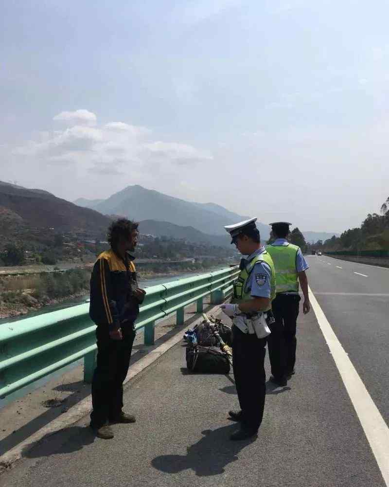 民警巡逻时发现男子在高速应急车道爬行 随后暖心举动获点赞