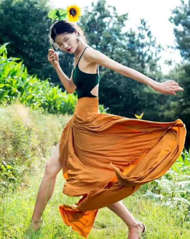 女孩当乡村超模走秀