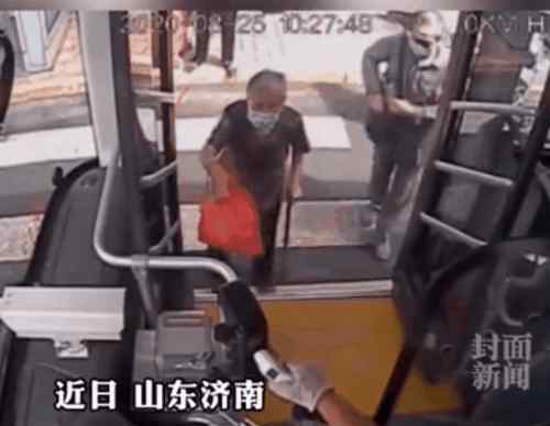 公交靠站停车老奶奶扔下个袋子 里面的东西让人鼻酸