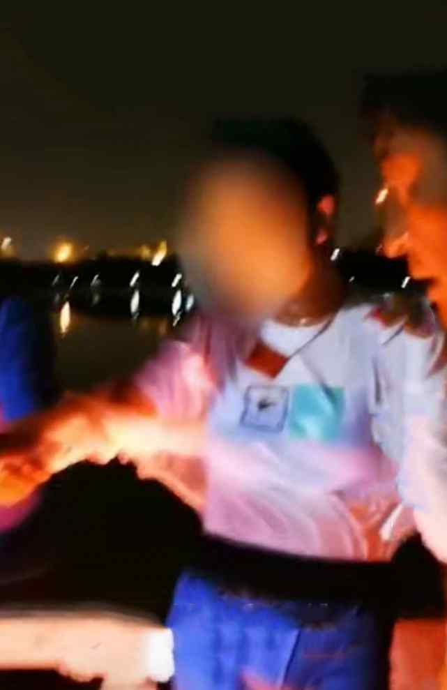 女孩落水漂浮自救 不呼救也不回应