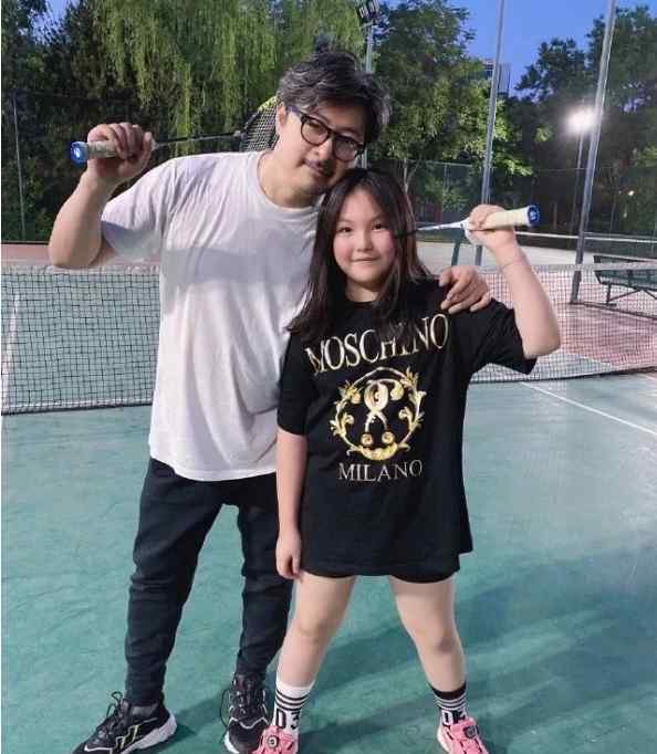 王岳伦再曝与美女搂腰亲密照 勾肩搭背、零距离摸头杀