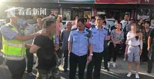 8月16日，内蒙古赤峰，3名醉酒男子当街飞踹殴打年轻女司机后逃窜，随后发生一幕让人太解气。