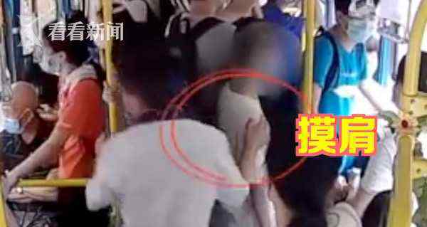 近日，湖北一名男子公交上多次对女乘客伸“咸猪手”，还拿出手机录像，车内一名女学生用伞柄打掉