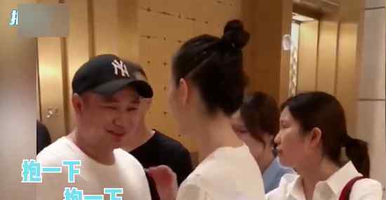 童瑶被男子围堵电梯口求抱 疑为早前骚扰过迪丽热巴的男子
