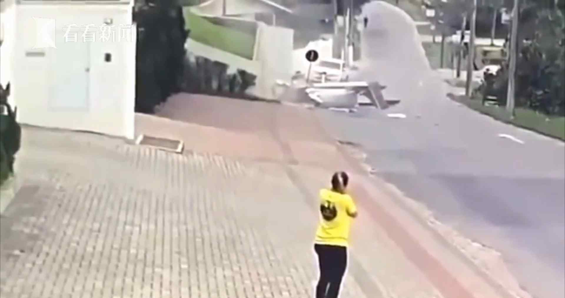 女子走在街上差点被飞机砸中 监控拍下恐怖瞬间