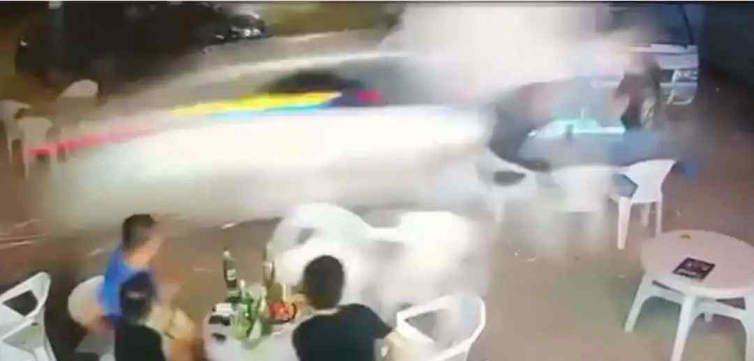小车冲过夜市撞数人 画面惊心