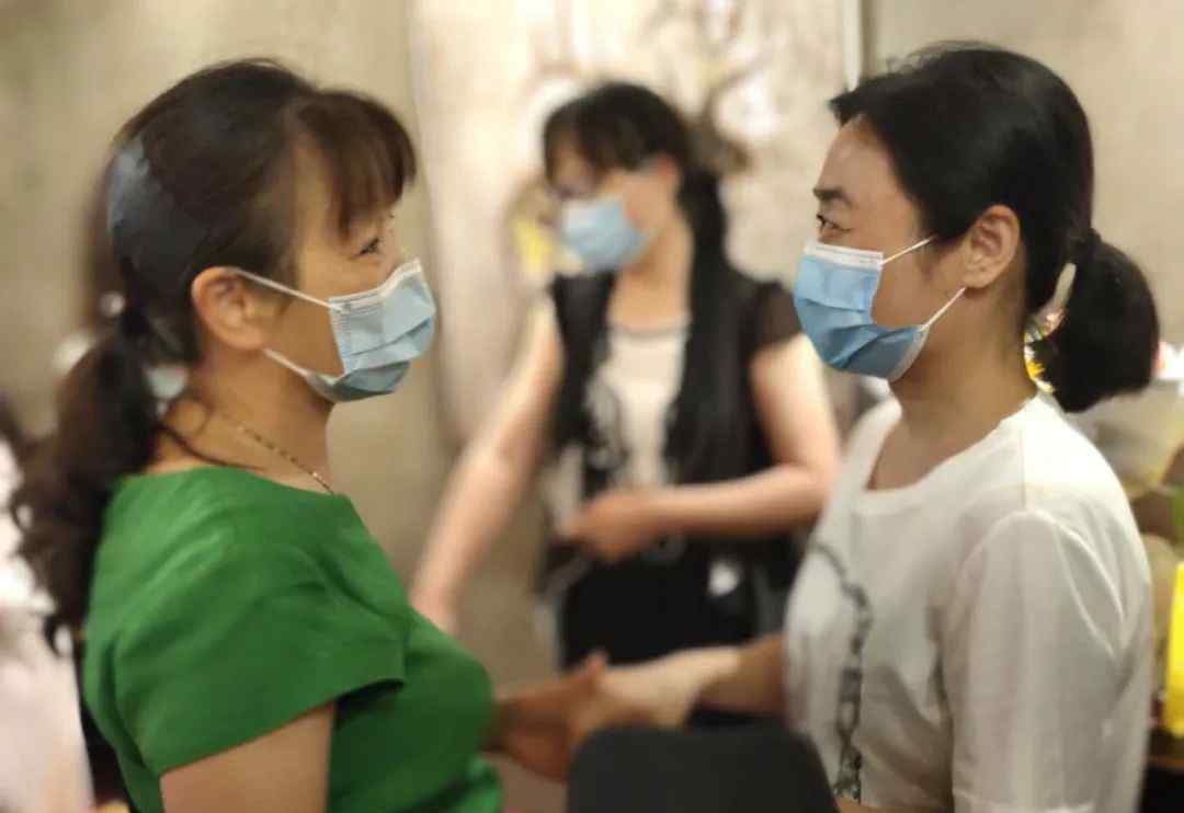 火神山医患再相聚热情拥抱 现场温馨