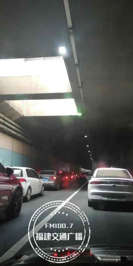 5公里隧道被堵致救护车寸步难行 监控曝光随后暖心一幕