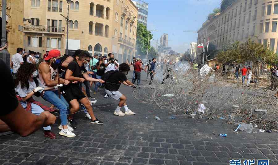 黎巴嫩大型示威活动 示威者与警方发生激烈冲突