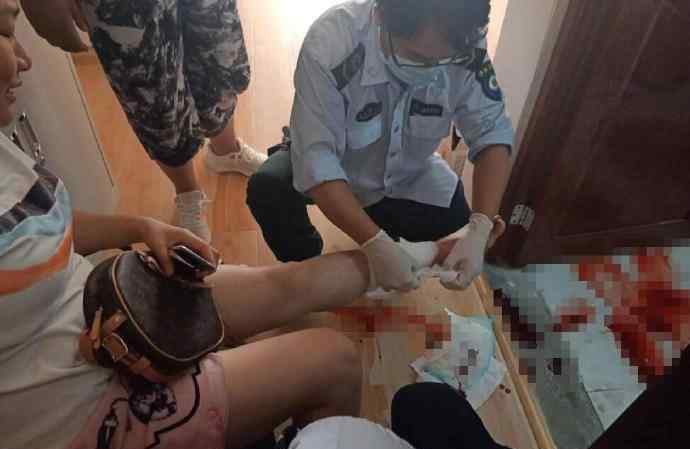 8月29日，河南一女孩在景区上厕所，突然感觉到一阵刺痛，低头一看发现到处是血当场吓坏。