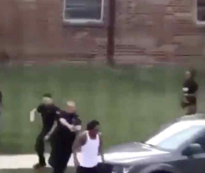 美警察向非裔男开枪 警察对黑人连开7枪