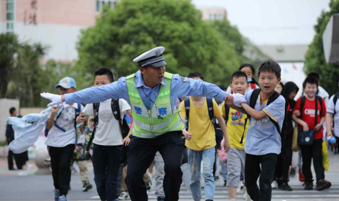 小学12个班的毕业照上这名辅警都坐在C位 背后原因令人感动