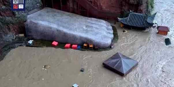 水淹大佛脚 乐山大佛脚趾头被洪水漫过