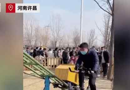 游乐园现脚动过山车 孩子快乐全靠老爹发力 网友：有点费爹！