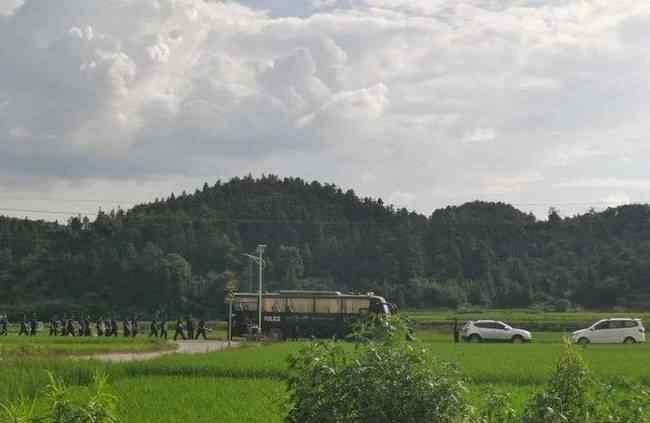 8月16日，江西5天杀死3人的命案疑犯落网，抓捕现场他被扒掉裤子，随后业内人员对此作出解释。