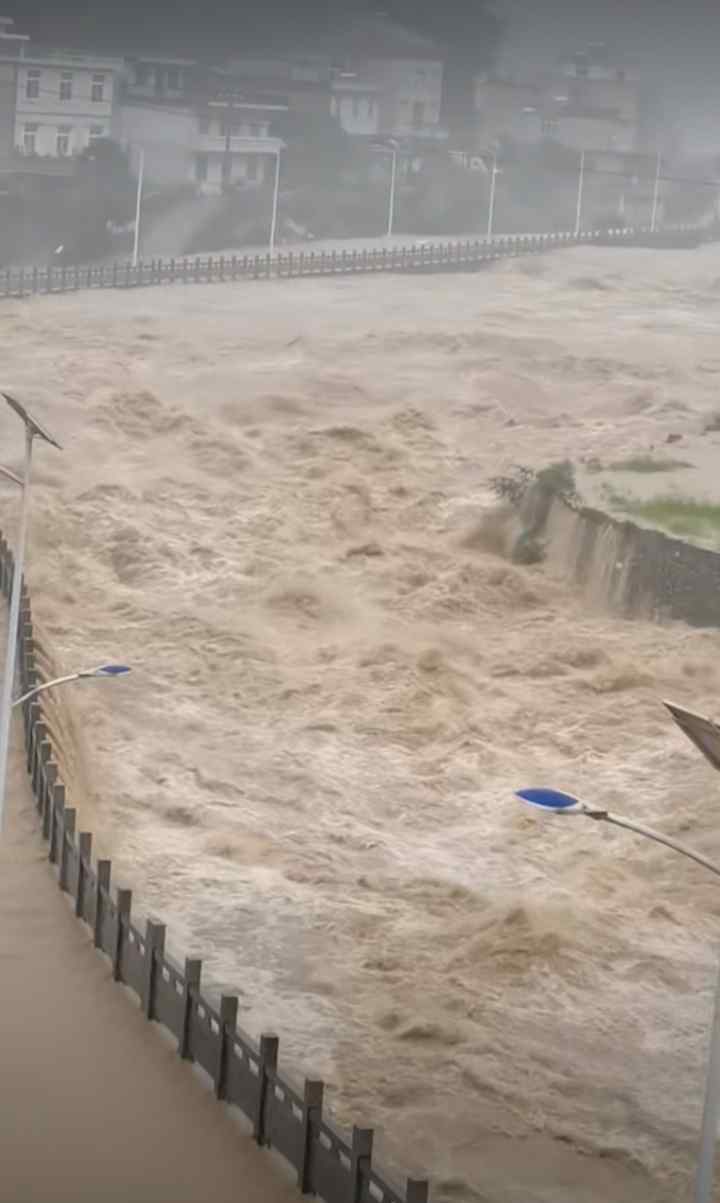 7月26日，湖北建始县暴雨肆虐，河道洪水迅速上涨冲入县城，沿岸汽车接连被卷走，可怕现场曝光。