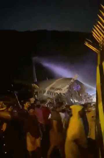 客机冲出跑道断两截 客机致17人死亡