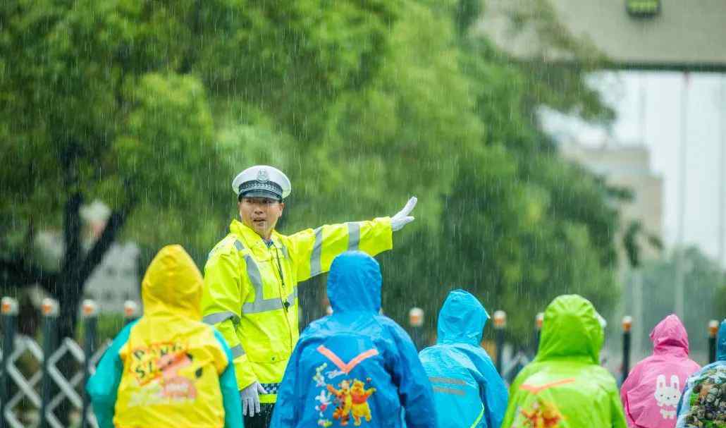 12个班毕业照C位全是他 还记得连云港灌云县交警侍东亮吗