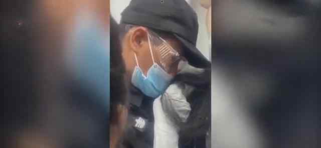 地铁员偷闻女子头发