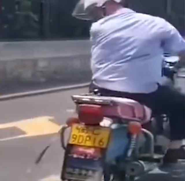 警方通报男子骑摩托拖行小狗