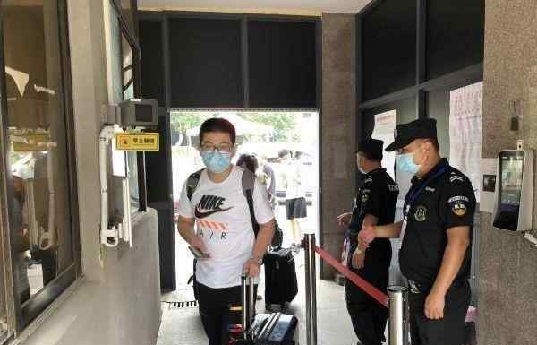 武汉首批返校大学生 抑制不住的激动开心