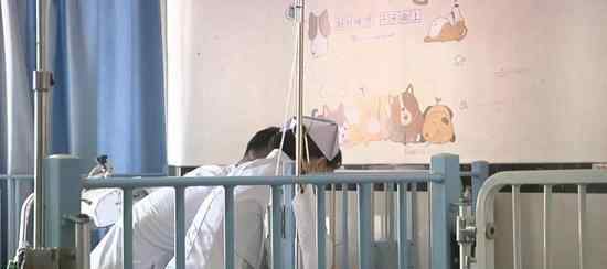 男童遭亲父烟头烫伤双手面临截肢