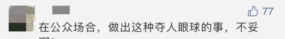 2名长腿美女走出地铁车厢后突然在站台上劈叉 结果悲剧了