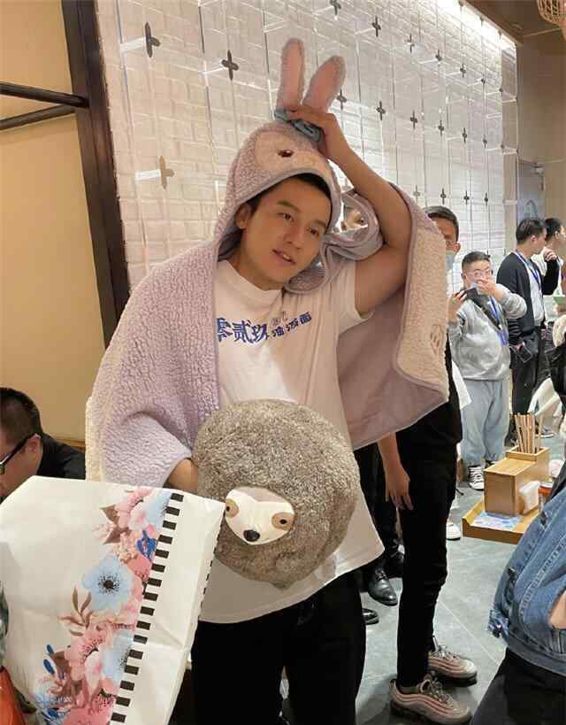 李晨戴兔子帽疑复合