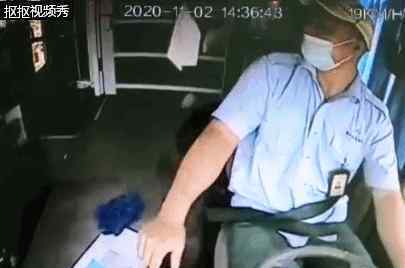 11月2日，海南一辆公交车上，一名女乘客突然猛顶司机的后脑勺，随后拿出一张纸递过来，司机一看