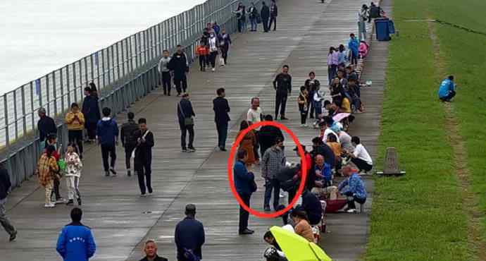 近日，男子到钱塘江观潮，突然听到有人喊自己名字，回头一看瞬间脸色大变