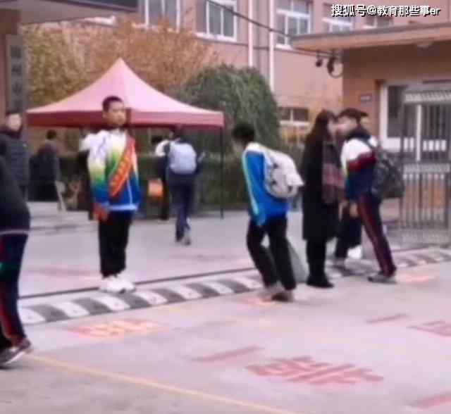 辽宁一中学要求学生入校先鞠躬