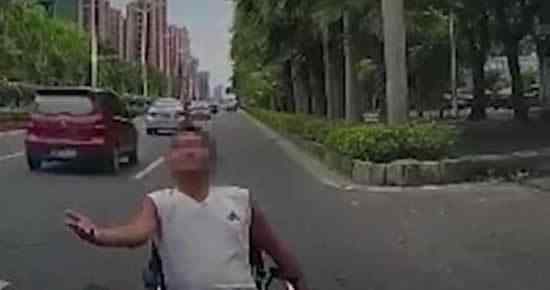 男子坐轮椅马路碰瓷 这是什么操作