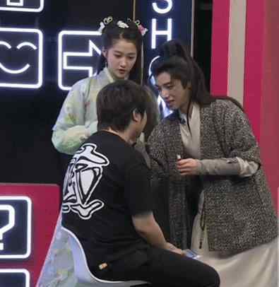 华晨宇关晓彤给吴彤画万圣节妆