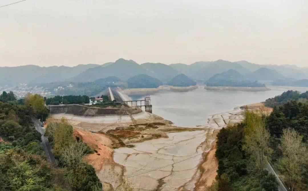 浙江水库大量放水后见底 湖底一幕曝光让网友直呼罕见