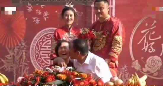 公公连亲婆婆5口抢镜