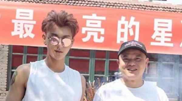 黄子韬八月为父祈福