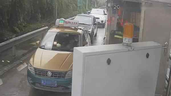10月17日，湖南一辆出租车司机过收费站时，突然疯狂比出“6”的手势，收费员往车里一看立马报警