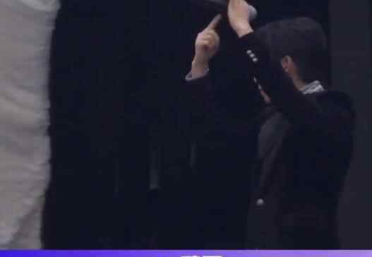男星演出时话筒出故障 马上暂停并直言：专业的歌手不假唱