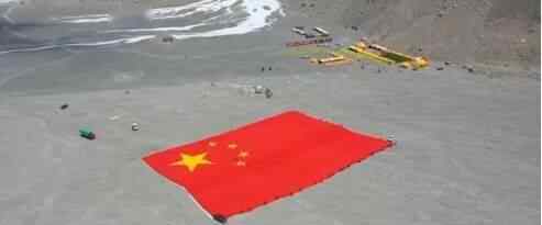 巨幅国旗亮相5200米珠峰大本营