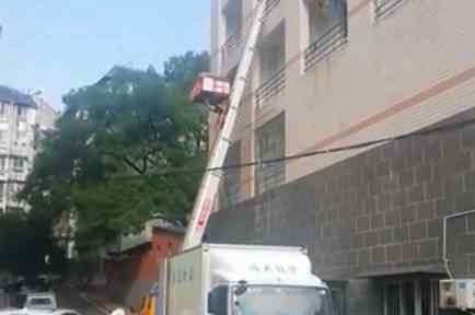 大学派升降梯搬寝室