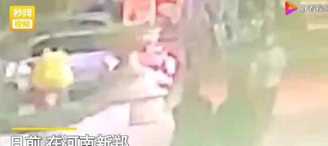 女生被陌生男袭胸后反遭辱骂