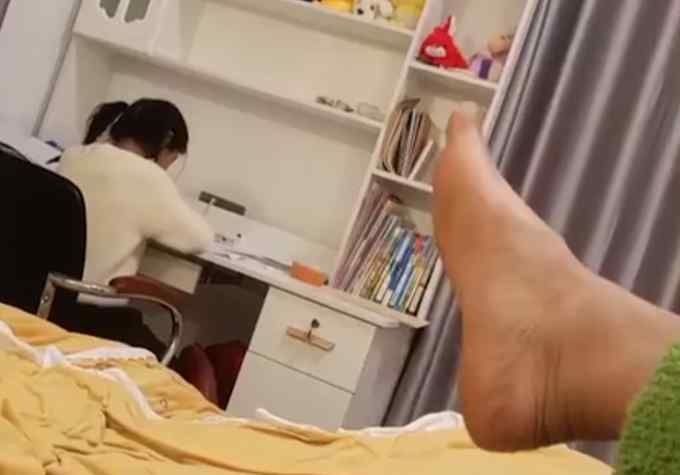 11岁女孩开学前疯狂补作业 妈妈一旁抖腿“看戏”亮了！