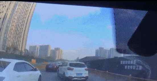 前车加塞变道后车突然加速一头撞上 交警判罚结果亮了