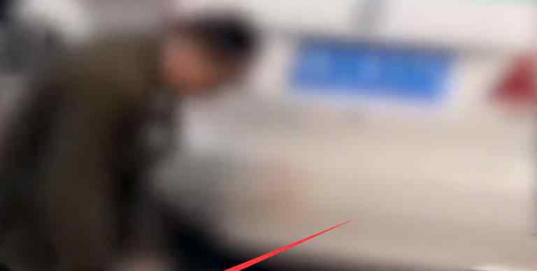 四川2男子当街打斗，1人拎着扳手叫嚣，反被对方“反杀”砸头