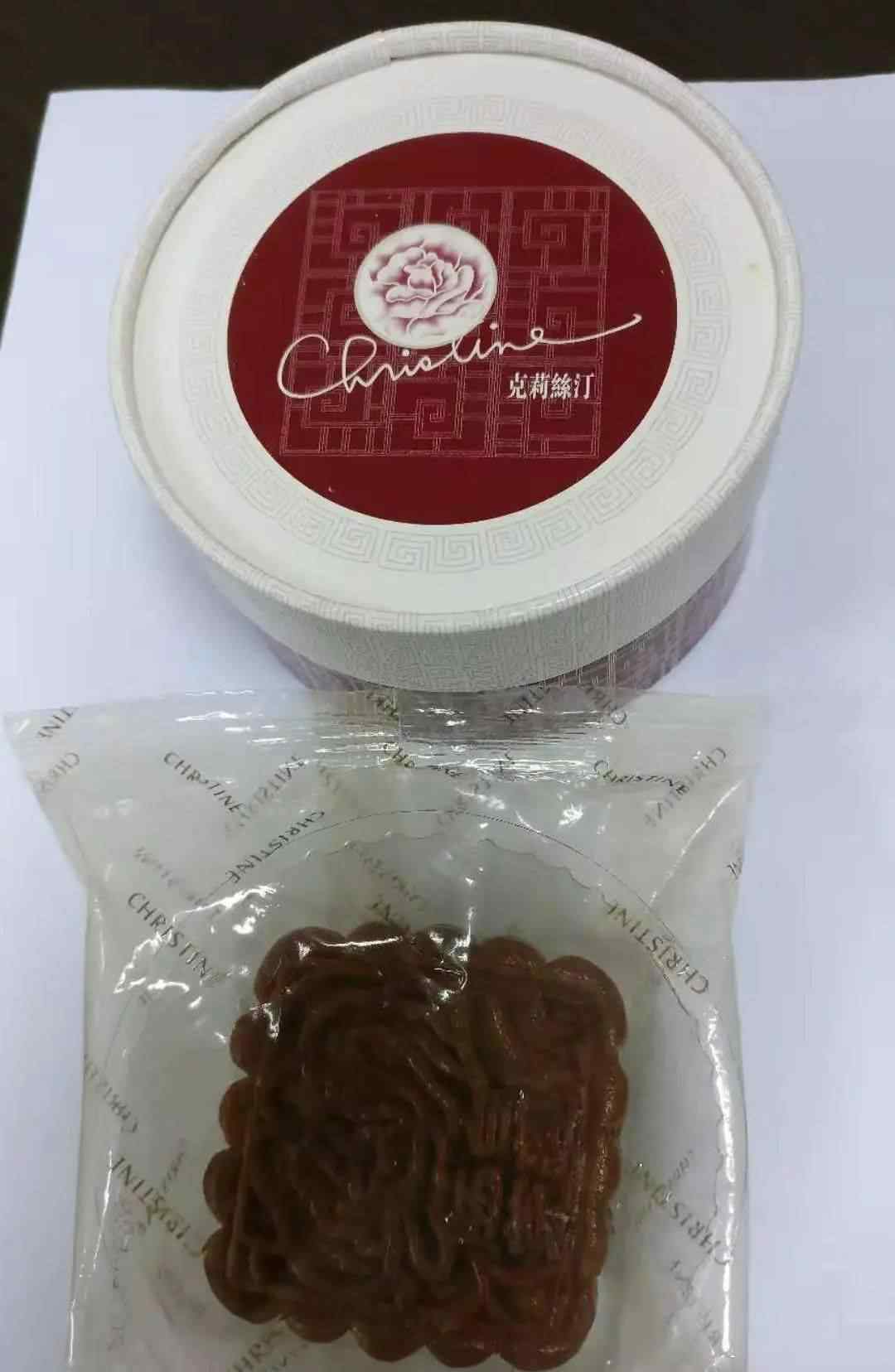 近日中秋临近，上海一老伯从家中翻出一盒10年前买的月饼，打开包装后一看全家惊呆了。