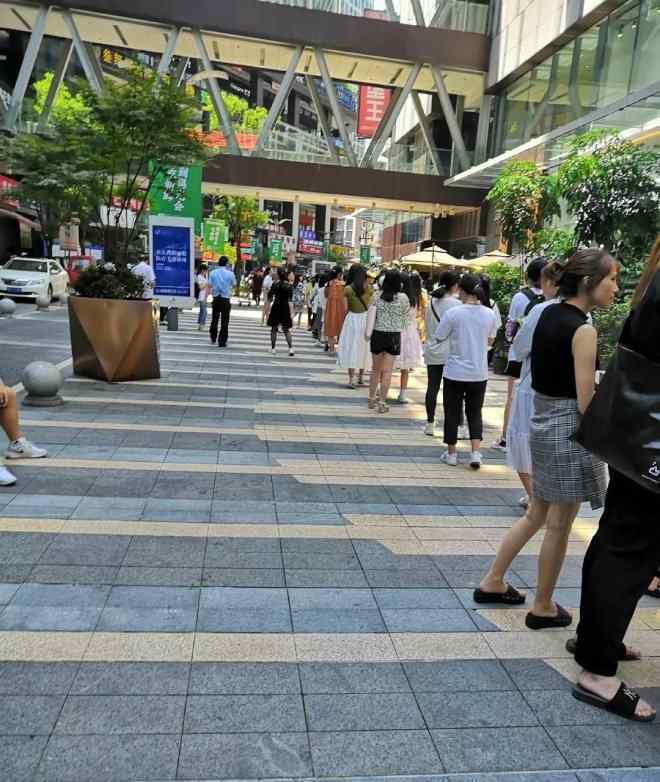 王俊凯喜欢吃什么水果 排队4小时，一杯难求！王俊凯奶茶店为啥开3天也关了？