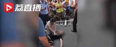 男子心脏骤停女子跪地施救 二人身份曝光令人泪目