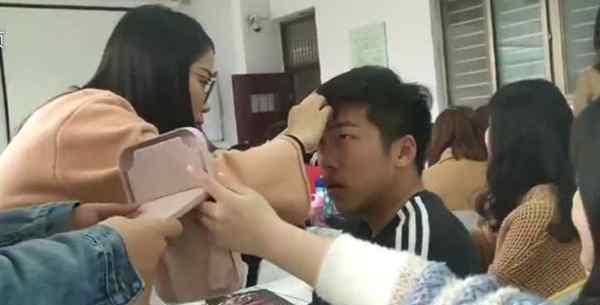 河南一高校开化妆课