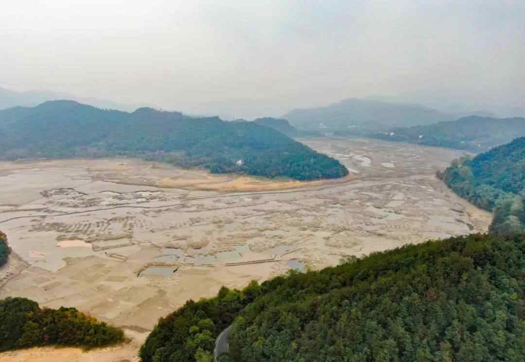 浙江水库大量放水后见底 湖底一幕曝光让网友直呼罕见